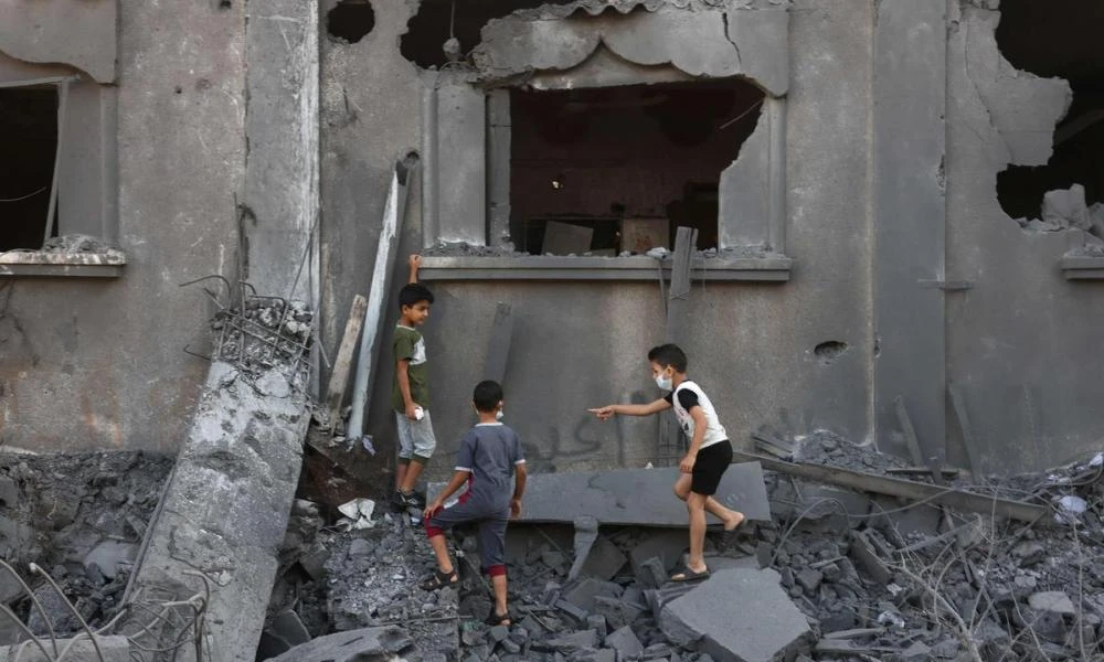 Η φρίκη του πολέμου σε 26 δευτερόλεπτα - Κοριτσάκι «σπαρταράει» σαν ψάρι από βομβαρδισμό